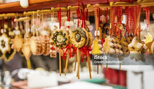 Ornements en bois traditionnel et décors pain d'épices suspendus à Théière & Couverts à Cernay, Alsace