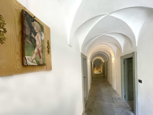 Elegante corridoio ad arco in pietra con affreschi nel rifugio Roseto del Drago, Ponte in Valtellina
