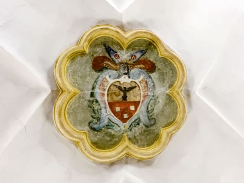 Stemma araldico ornato con cornice dorata esposto nell'appartamento del Piano Nobile di Roseto del Drago, Ponte in Valtellina