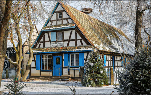 Charmant gîte à colombages bleu à Cernay, France avec toit pointu et jardin d'hiver