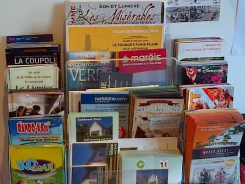 Collection de brochures et guides de voyage français exposés à Clubhouse Gîtes à Beussent