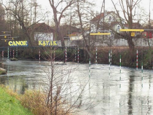 Location de canoës et kayaks au Clubhouse Gîtes à Beussent, avec rivière en crue et arbres dénudés