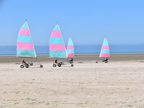 Chars à voile colorés sur la plage de Beussent, France près de Clubhouse Gîtes