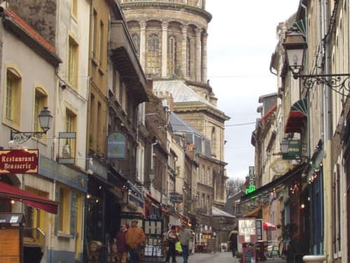 Rue historique européenne à Beussent avec restaurants, cafés et clocher - Gîtes Clubhouse à proximité