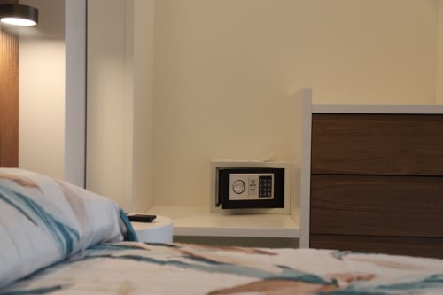 Camera moderna presso Totonno's Rooms a Tropea con letto, cassaforte a muro e illuminazione d'ambiente