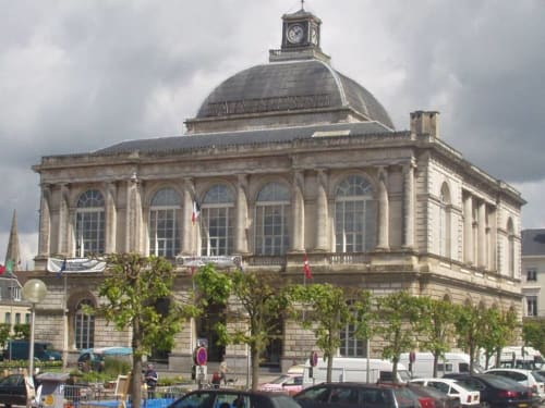 Ancien bâtiment en pierre avec tour horloge à Beussent, France, près du gîte Clubhouse