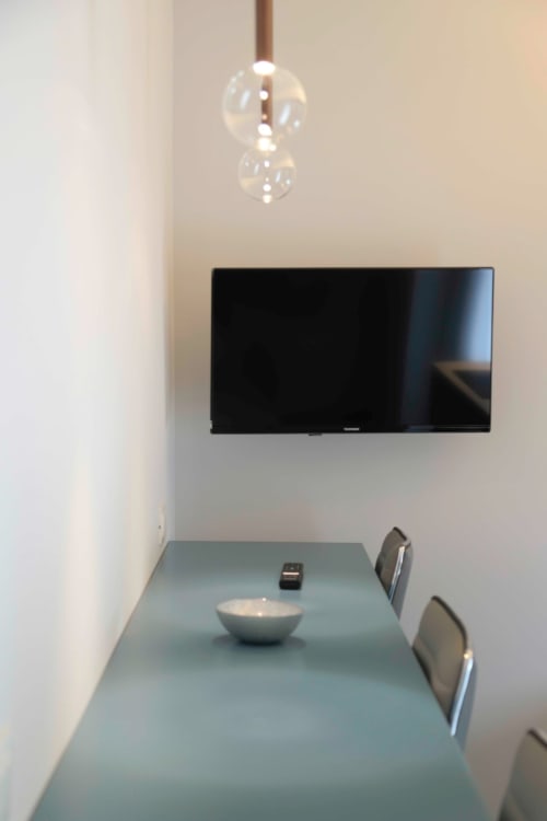 Moderno appartamento a Tropea con TV a parete, tavolo da pranzo, lampada a sospensione e vista sulla città presso Totonno's Rooms