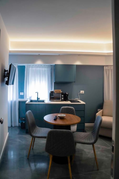 Moderno aparthotel alle Totonno's Rooms di Tropea con angolo cottura, tavolo da pranzo e arredi contemporanei