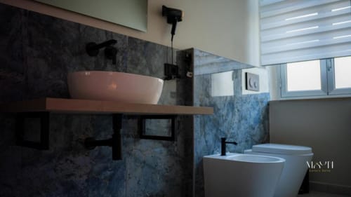 Bagno moderno in Moon Rooms By Celeste, Catania - lavabo design, rivestimenti in marmo, bidet e arredi contemporanei