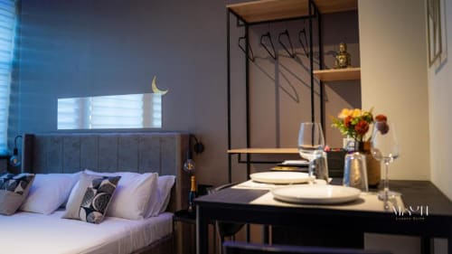 Deluxe Queen Room presso Moon Rooms By Celeste Rooms a Catania con tavolo da pranzo elegantemente apparecchiato, lussuosa biancheria da letto e vista sulla città