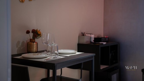 Elegante tavolo da pranzo a Moon Rooms By Celeste a Catania con posate, bicchieri e fiori