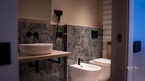 Bagno moderno a Moon Rooms By Celeste, Catania con piastrelle in marmo, lavabo bianco, bidet e doccia a filo pavimento