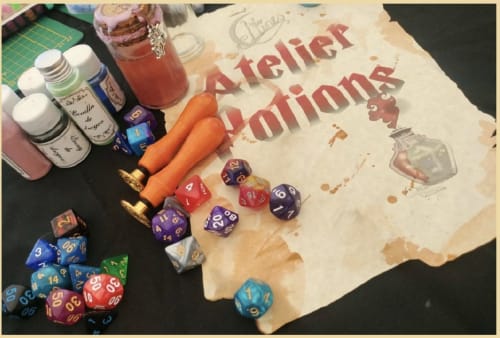 Espace de jeu de société à Domaine de Châlus-Chabrol avec dés colorés, peintures et matériels créatifs pour une soirée ludique