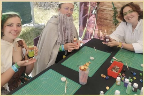 Des hôtes participant à un atelier créatif au Domaine de Châlus-Chabrol, une maison d'hôtes en Châlus, créant ensemble des projets artistiques