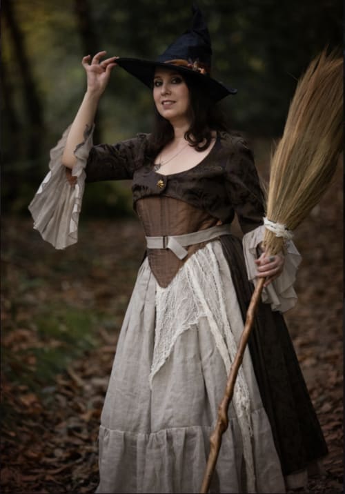 Personnage en costume de sorcière au Domaine de Châlus-Chabrol, un gîte français à Châlus avec ambiance forestière