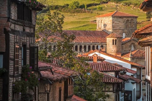 El hotel La Calleja Real domina edificios históricos de piedra con tejadillos de terracota en el pueblo serrano de Liérganes, España