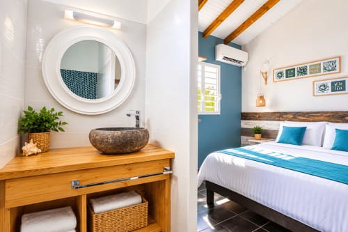 Salle de bains et chambre Aigue-marine de l'hôtel-boutique Le Quetzal à Sainte-Anne, Guadeloupe