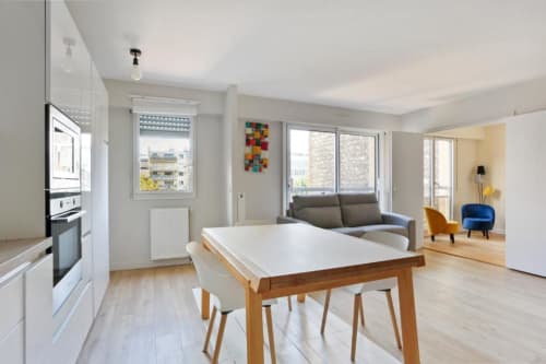 Modern 1-bedroom apartment at Résidence Aurmat Paris Boulogne with open-plan kitchen, dining table, living area, and balcony