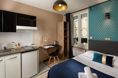 Studio moderne double à la Résidence Aurmat Paris Boulogne avec kitchenette, bureau et vue sur balcon