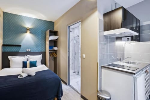 Superior studio bedroom at Résidence Aurmat Paris with bed, kitchenette, shower, and modern décor