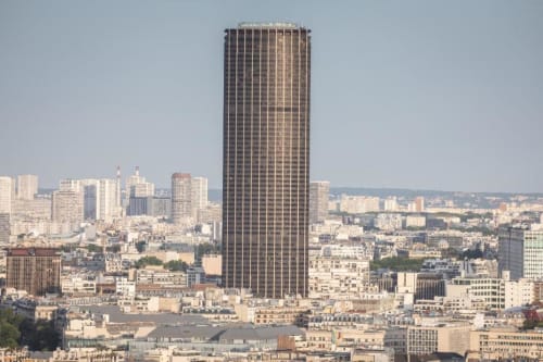 Tour moderne dominant l'horizon parisien avec immeubles résidentiels, près de la Résidence Aurmat Boutique Hôtel Boulogne