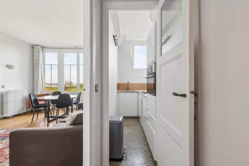 Kitchenette moderne et coin salon dans un studio confortable de la Résidence Aurmat Paris Boulogne
