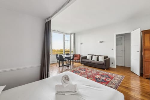 Spacieux et confortable appartement à la Résidence Aurmat à Paris avec chambre, salle de séjour attenante, canapé, table à manger et