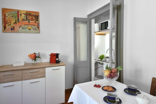Cucina e zona pranzo moderna con arredi contemporanei nell'appartamento la Rosa al Roseto del Drago In Valtellina