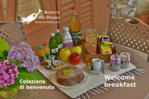 Colazione di benvenuto al Roseto del Drago: Per i primi due giorni del vostro soggiorno vi metteremo a disposizione un ricco cestino per la colazione in autonomia. Troverete: tè, caffè, latte, succhi di frutta, yogurt, torta di pasticceria, fette biscottate, biscotti, mele e marmellata.