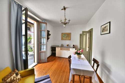 Luminoso appartamento a Roseto del Drago con tavolo da pranzo, pavimenti in legno, cucina moderna e arredi eleganti