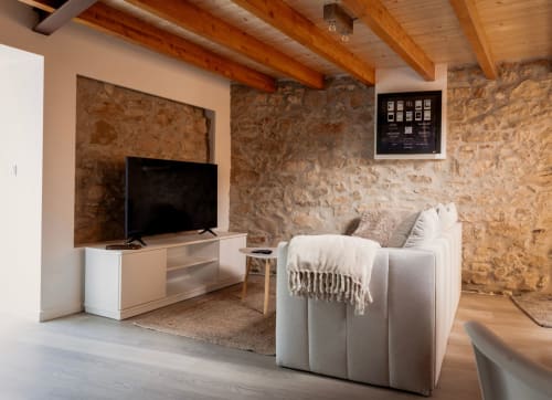 Studio rústico moderno em Recantos D'Almerinda, Pombal com paredes de pedra aparente, vigas de madeira, TV e mobiliário confortável