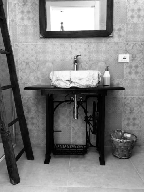Vanità bagno moderna con lavabo in pietra naturale e struttura nera presso l'Agriturismo il Mandriolo B&B in Italia