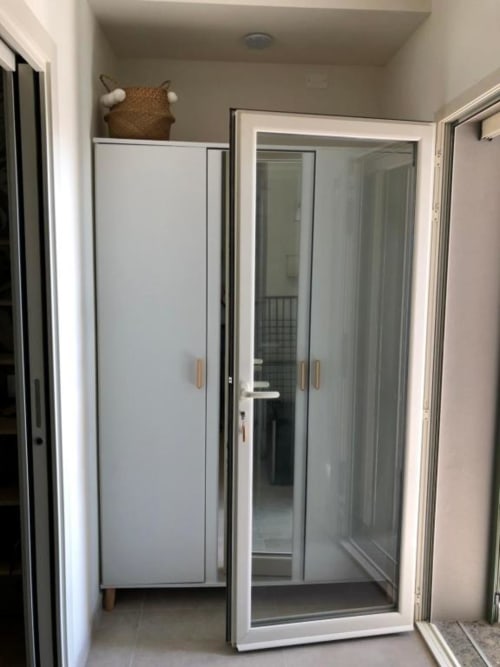 Armadio moderno e ingresso con porta in vetro nella Double Room dell'Agriturismo il Mandriolo B&B, Italia