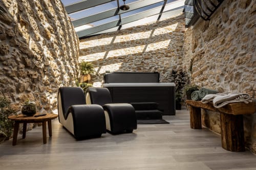 Lounge moderno de Recantos D'Almerinda em Pombal com paredes de pedra, assentos pretos, piano e teto de vidro