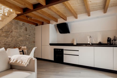 Studio moderno no Recantos D'Almerinda em Pombal com vigas de madeira, cozinha branca, parede de pedra e confortável