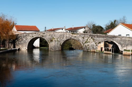 Ponte histórica de pedra sobre o rio com arcos, localização em Pombal Portugal perto do hotel Recantos D'Almerinda