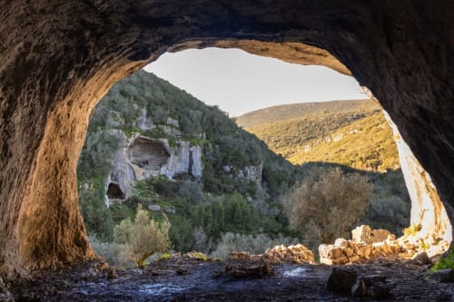 Abertura de caverna com vista para vale florestado perto de Pombal, Portugal