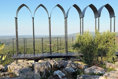 Pavilhão com arcada gótica com vista panorâmica do vale do hotel Recantos d'Almerinda em Pombal, Portugal