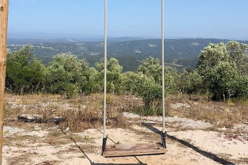 Balanço de corda com vista para as colinas florestadas de Recantos D'Almerinda, Pombal Portugal