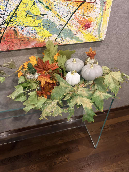 Composizione floreale autunnale con zucche bianche e foglie cadenti a Borea Luxury B&B, Pescara