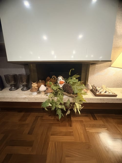 Camino della Lussuosa B&B Borea a Pescara con oggetti decorativi, foglie autunnali e illuminazione ambiente