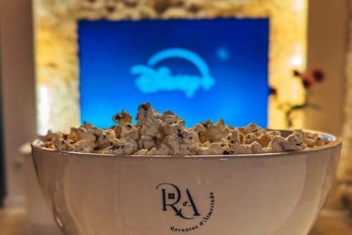 Tigela de cereal com logo Recantos d'Almerinda e logo de nuvem azul exibidos na tela do hotel Pombal