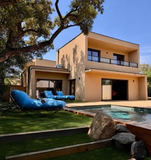 Villa moderne aux Villas d'A Storia à Porto-Vecchio avec piscine, transats bleus et chêne séculaire