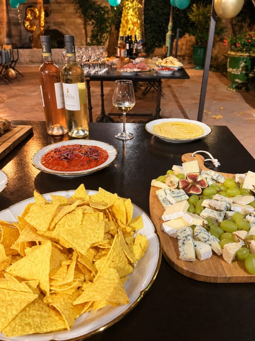 Apéritif en terrasse à l'Auberge du Parc Correns : vin, fromage, charcuterie et tapas