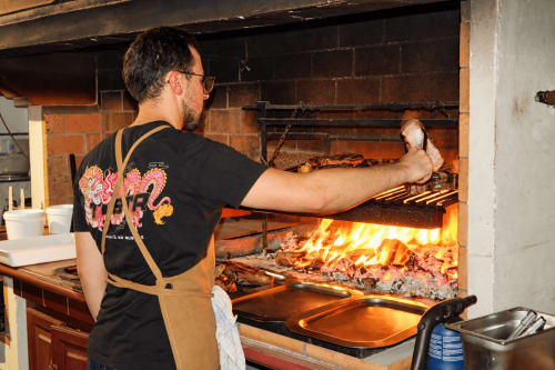 Chef préparant la cuisine traditionnelle devant le four à bois de l'Auberge du Parc, Correns