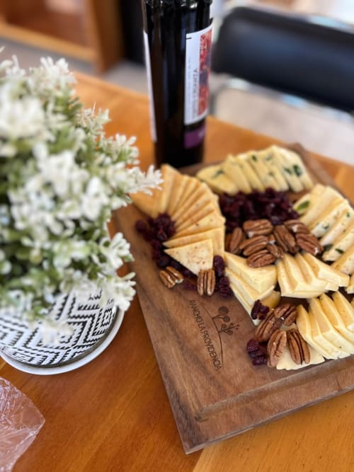 Tabla de quesos elegante con almendras y frutas del bosque en Hotel El Porvenir de Querétaro, México
