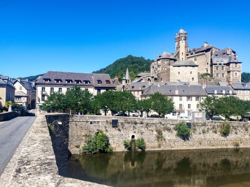 Château d'Estaing et village médiéval avec vue sur la rivière depuis l'Hôtel du Pont d'Estaing en France