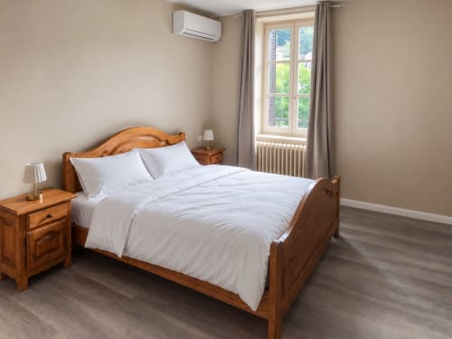 Chambre lumineuse à l'Hôtel du Pont d'Estaing avec lit en bois, literie blanche, climatisation et balcon vue rivière