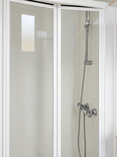 Douche moderne avec paroi en verre et accessoires chromés à l'Hôtel du pont d'Estaing à Estaing