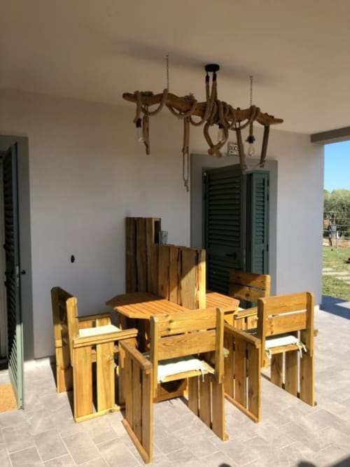 Tavolo e sedie in legno rustico sul patio dell'Agriturismo il Mandriolo, bed and breakfast nella campagna italiana